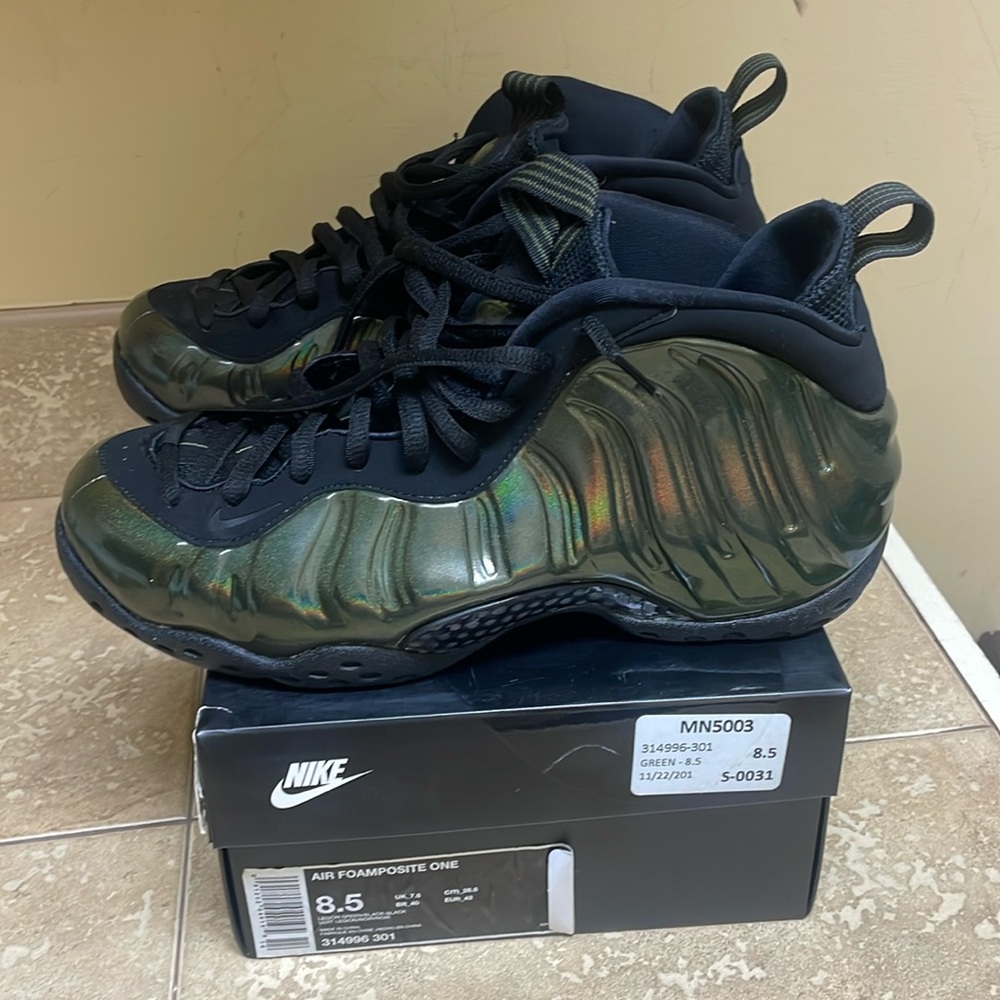 Nike Air Foamposite One (size 8.5)